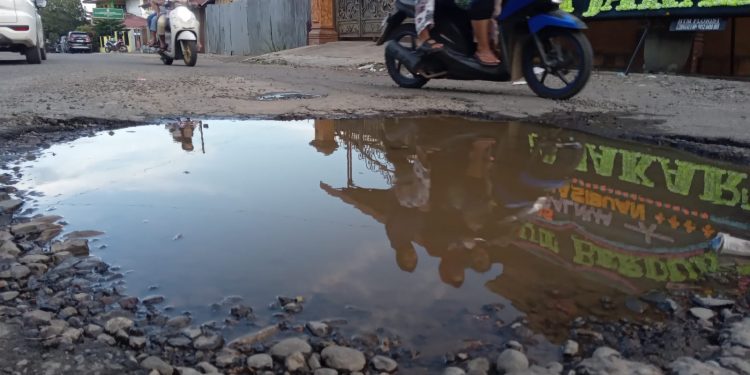 Badan Jalan Mirip Kubangan Kerbau Wali Kota Sidimpuan Cuek