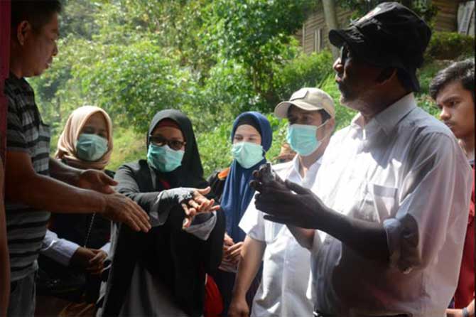 Partai Gerakan Indonesia Raya (Gerindra), Ikatan Mahasiswa Muhammadiyyah (IMM) dan Ringgas, berkolaborasi untuk membagi-bagikan hand sanitizer kepada pemilik warung.