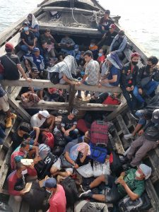 72 TKI Ilegal Pulang Dari Malaysia Ditinggalkan Di Pinggir Sungai