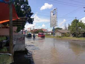 Parah! Badan Jalan Nasional di Padangsidimpuan Mirip Kolam Ikan