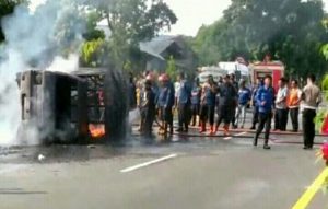 Colt Diesel Diduga Mengangkut BBM Terbalik dan Terbakar di Tol Belmera