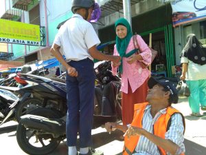 Asran “Juru Parkir Ngesot” Yang Rajin Puasa Dan Tak Mau Mengemis 