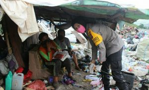 Kapolres Sidimpuan Berbagi Dengan Para Pencari Barang Bekas