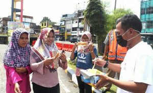 Peduli Kesehatan Warga, Relawan Indonesia Bersatu Lawan COVID-19 Bagikan Masker