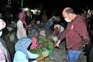 Bantu Pedagang Saat Wabah COVID-19, Bupati Taput Borong Sayur-Sayuran di Pasar Tarutung