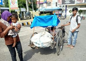 Cerita Pasutri Miskin Terpaksa Bawa Anak Memulung Keliling Padangsidimpuan