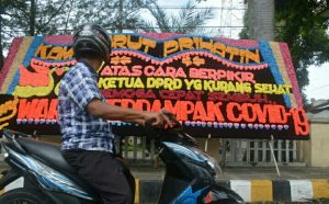 WAH! Ketua DPRD Sidimpuan Dikirim Papan Bunga Ungkapan Prihatin Cara Berfikirnya Yang Tidak Sehat