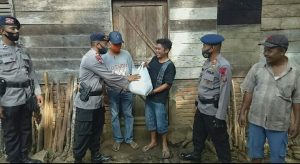 Yon C Sat-Brimob Polda Sumut Sipirok Serahkan Paket Bantuan ke Warga Terdampak COVID-19