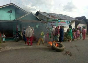 Ribut Terkait  BLT, Warga Pargumbangan Tapsel Bakar Ban Bekas