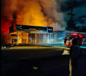 Diduga Karena Anti Nyamuk, Satu Unit Rumah Grosir di Padangsidimpuan Hangus Terbakar