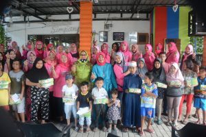 Lounching Pujasera, Komunitas Kaum Perempuan Tabagsel Berbagi Dengan  Puluhan Anak Yatim