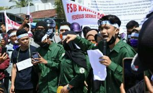 Buruh dan Mahasiswa di Batu Bara Demo Tuntut Hak-Hak  PHK