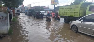 Diguyur Hujan, Jalan Rusak Depan Kantor Diskominfo Padangsidimpuan Ancam Keselamatan Warga