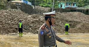 Update Longsor Parapat: Material Longsor Dibersihkan Arus Lalu Lintas Mulai Lancar