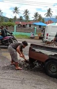 Tak Kunjung Diperbaiki, Warga Terpaksa Timbun Lubang Maut di Batunadu, Kota Padangsidimpuan