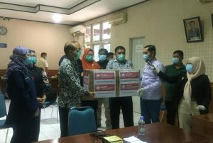 Relawan Indonesia Bersatu Beri Bantuan APD ke RS Adam Malik Medan 