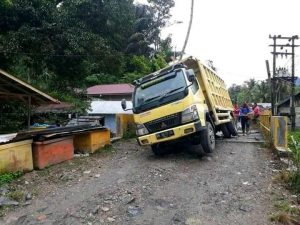 Jembatan Penghubung Antar Kecamatan di Taput Jebol, Aktivitas Perekonomian Warga Terancam Terputus