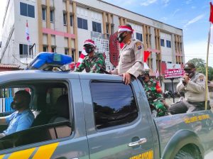 Kapolsek Patroli Ajak Warga Pasang Bendera Merah Putih