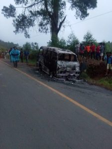 Minibus Angkut 8 Penumpang Terbakar di Simarjarunjung