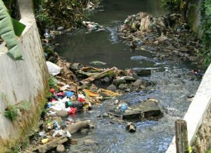 Parit di Belakang Kantor Wali Kota Sidimpuan Ditumpuki Sampah