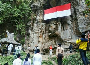 Bendera Merah Putih Raksasa Berkibar di Sikulikap