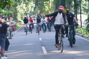 Presiden Gowes Dan Bagikan Masker di Kebun Raya Bogor