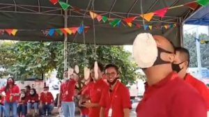 Lucu!.Bapak Ini Lomba Makan Kerupuk Pakai Masker