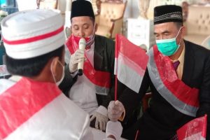 Memegang Tongkat Bendera Merah Putih, Pria Ini Langsungkan Akad Nikah