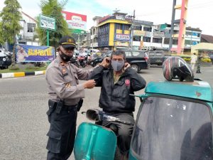 Cegah Penularan COVID-19, Kapolsek Hutaimbaru Bagikan Ribuan Masker