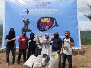 Peringati World Clean up Day, Mahasiswa Bersih-Bersih Sampah di TPA Batu Bola