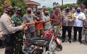 Pelanggar Protokol Kesehatan Disanksi Bersihkan Masjid Dan Gereja