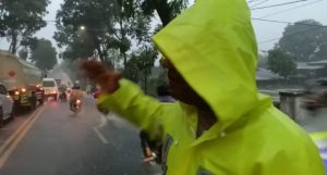 Sungai Bah Bolon Meluap, Ratusan Kendaraan Terjebak Macet Di Jalan Siantar Medan