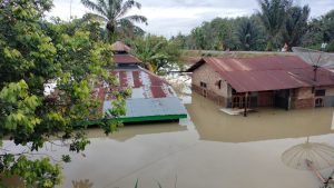 Tiga Desa di Simalungun Kembali Dikepung Banjir Warga Mengungsi ke Rel Kereta Api