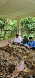 Ditemani Kedua Orangtua, Dolly Pasaribu Ziarahi Makam Keluarga di Marancar