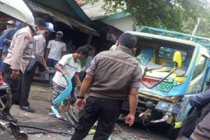 Truk Lepas Kendali Tabrak Angkot, Balita dan Sopir Tewas