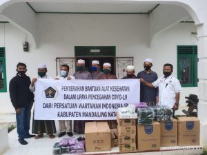 Pantas Ditiru, Peduli COVID-19, PWI Madina Salurkan Bantuan Alat Prokes Ke Pesantren