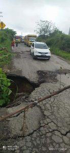 Jalan Penghubung Simalungun – Tanah Karo Amblas Kenderaan Terpaksa Antri Melintas