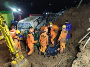 Puluhan Jiwa Korban Longsor Belum Diketahaui Nasibnya