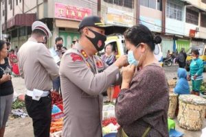 Abaikan Prokes,  Kapolres Pematangsiantar Tegur Pedagang dan Pengunjung Pasar Horas