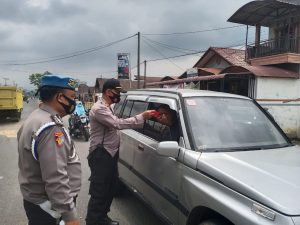 Gelar Operasi Yustisi, Polsek Hutaimbaru Bagi Masker Kepada Masyarakat