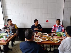 Didampingi Bupati Simalungun Menteri Sandiaga Uno Nikmati Kuliner Pematangsiantar