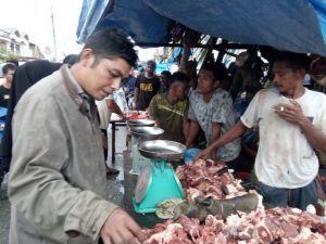 Satu Hari Jelang Ramadhan, Permintaan Daging Sapi di Panyabungan Menurun