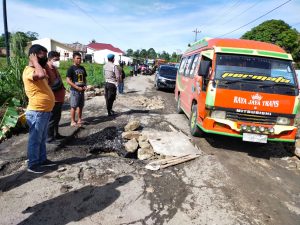 Jalan Provinsi di Panei Amblas Ratusan Kenderaan Antri Panjang