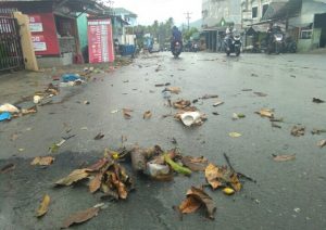 Pasca Hujan Turun, Sampah Menumpuk di Depan Kampus UMTS, Sidimpuan