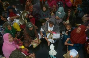 Minta Saudara Mereka Dibebaskan, Ibu-ibu Gelar Doa Bersama di Mapolres Tapsel