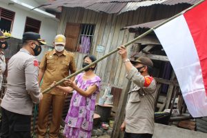 Blusukan di Pemukiman Warga Miskin, Kapolres Pematangsiantar Bagikan Sembako dan Bendera Merah Putih