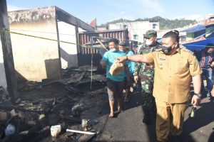 Tinjau Lokasi Kebakaran, Bupati Tapsel Salurkan Bantuan Kepada Para Korban