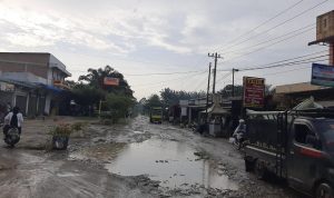 Perbaikan Dengan Haroan Bolon Tak Efektif, Jalan Antar Kecamatan di Simalungun Seperti Kubangan