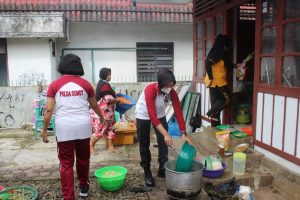 Aksi Kemanusiaan Kapolres: Galang Bantuan, Masak Sendiri Hingga Bagi-bagi ke Warga Kurang Mampu