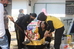 Aksi Kemanusiaan Kapolres Padangsidimpuan, Siapkan Ratusan Nasi Kotak Hingga Menjadi Juru Masak